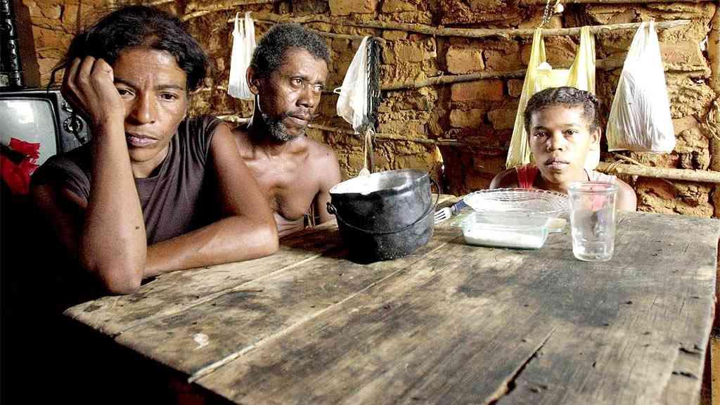 O que define o que é pobreza? | Milhões de brasileiros ainda vivem abaixo da linha da pobreza