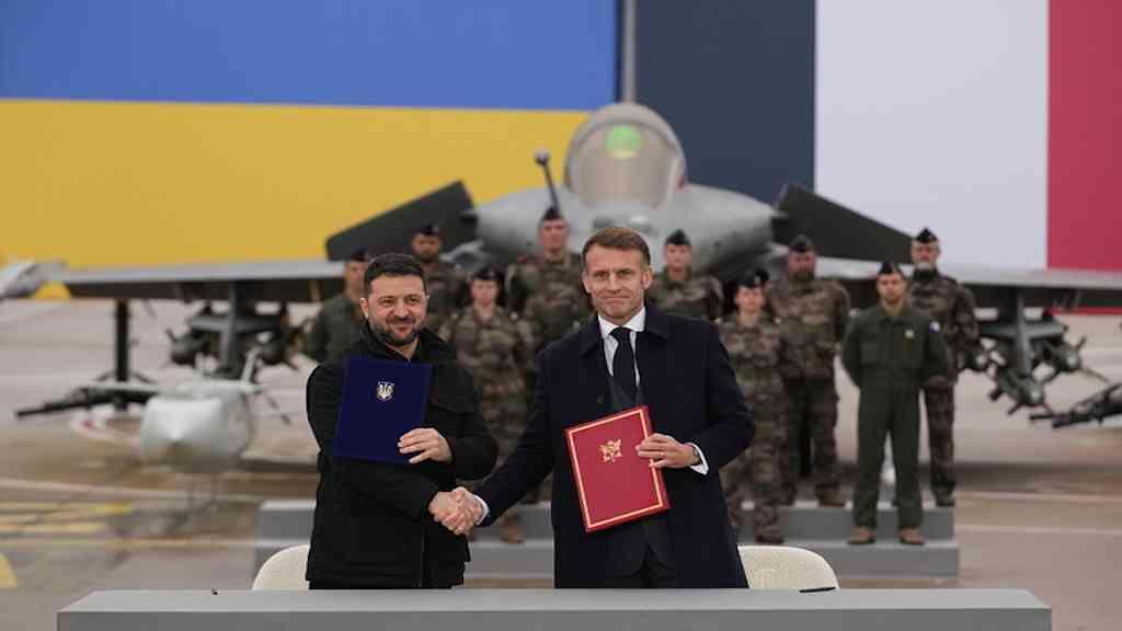 Ucrânia firma acordo com a França para adquirir 100 caças | Zelensky e Macron assinam memorando de entendimento em Vélizy-Villacoublay