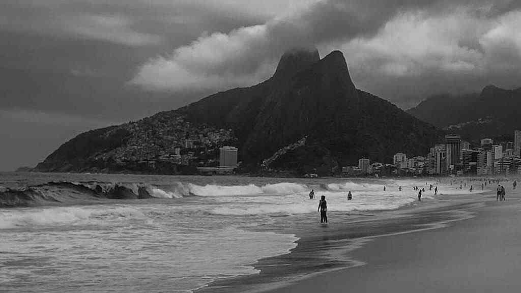 Frente fria avança e aumenta instabilidade com chuva e raios no Rio | Frente fria atinge a cidade, que tem previsão de chuva nesta semana