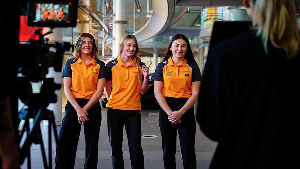 Filha de Hakkinen entra no programa de jovens pilotos da McLaren | Ella Hakkinen (no meio da imagem), de 14 anos, é considerada uma promessa do automobilismo