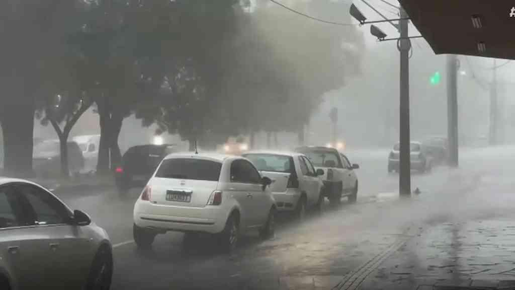 RS enfrenta novos danos após chuva intensa e ventania | Raios causaram a morte de três vacas na zona rural de Esperança do Sul
