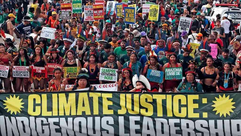 Em Belém, marcha indígena global pressiona por demarcação | Povos originários exigem ações imediatas das autoridades na COP30