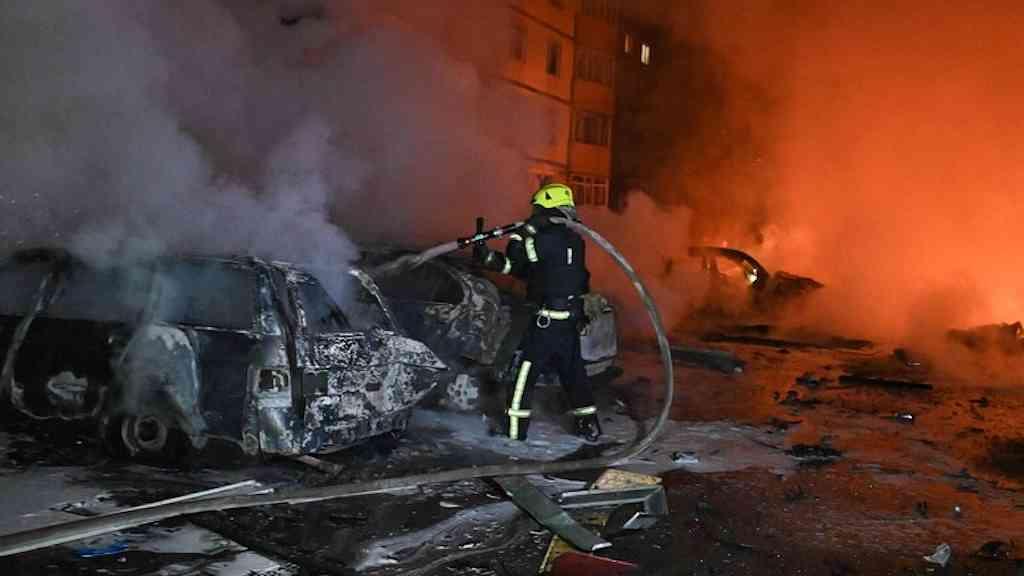 Nova onda de ataques na Ucrânia mata 20 e fere dezenas | Bombeiro ucraniano tenta conter incêndio em Kharkiv, após ataques russos nesta quarta
