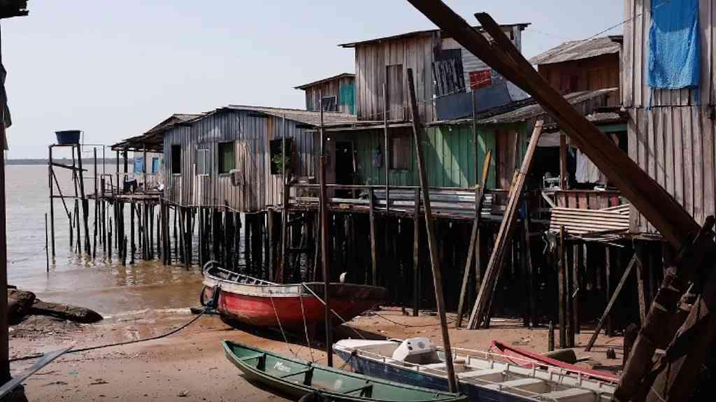 COP30: comunidade da Vila da Barca expõe realidade climática e social | Estrutura precária reproduz desigualdades e reafirma racismo ambiental
