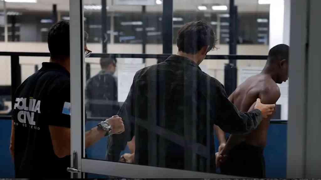 Operação mira o Comando Vermelho na Vila Kennedy | Duas pessoas foram mortas e 16 presas