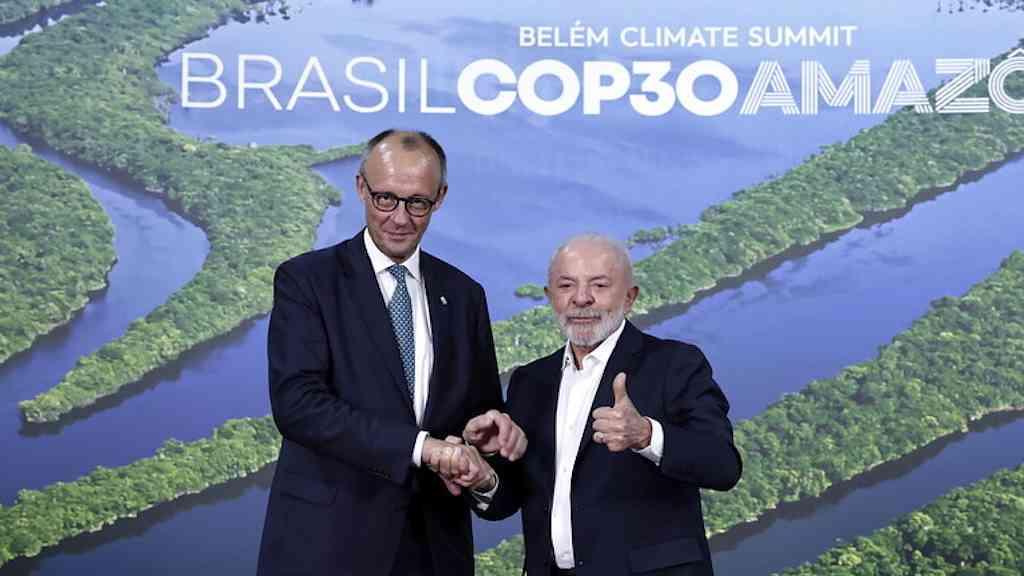Alemanha tenta contornar mal-estar com Brasil após fala de Merz | Merz e Lula durante a Cúpula do Clima de Belém, em 7 de novembro