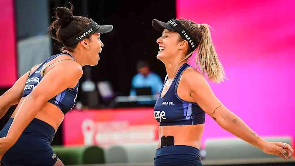Brasil coloca cinco duplas nas oitavas do Mundial de praia | Thâmela e Vic avançaram com vitóira de virada sobre francesas