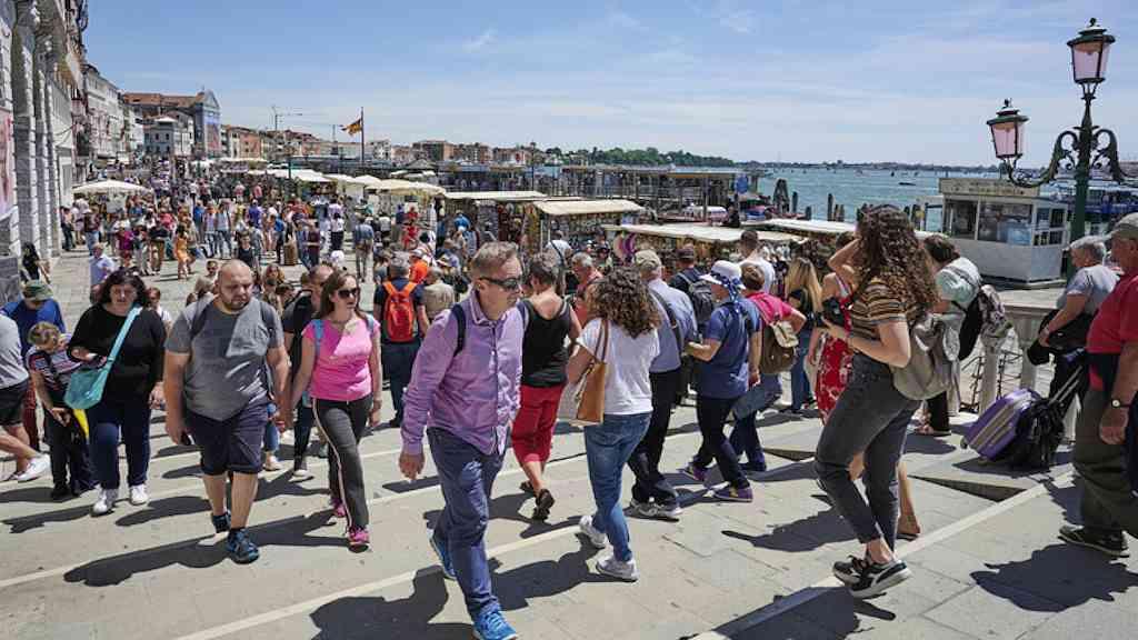 Veneza define valores da taxa para turistas a partir de 2026 | Turistas lotam centro histórico de Veneza, na Itália