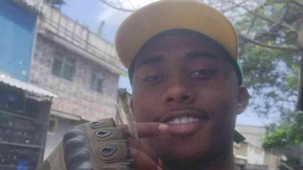 Suspeito de matar agente da Core morre durante operação na Cidade de Deus | Luiz Felipe Romão exibia fotos com fuzis e granadas
