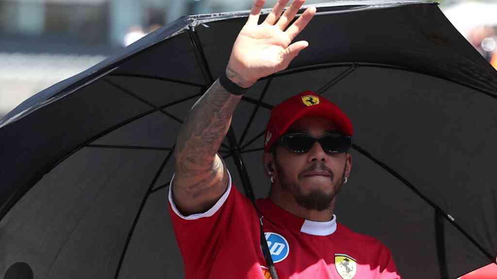 Hamilton e Leclerc demonstram confiança após sessões livres em Las Vegas | Hamilton cumprimenta torcedores em Las Vegas, nos EUA