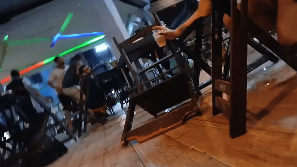 Divisão em milícia teria causado ataque com três mortos | Vídeo em bar capta movimentação em bar após ataque que matou três em Nova Iguaçu