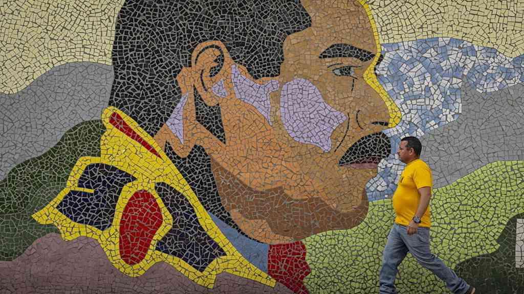 Maduro acusa atuação de agentes da CIA no país | Rosto de Maduro ilustra mural em Caracas