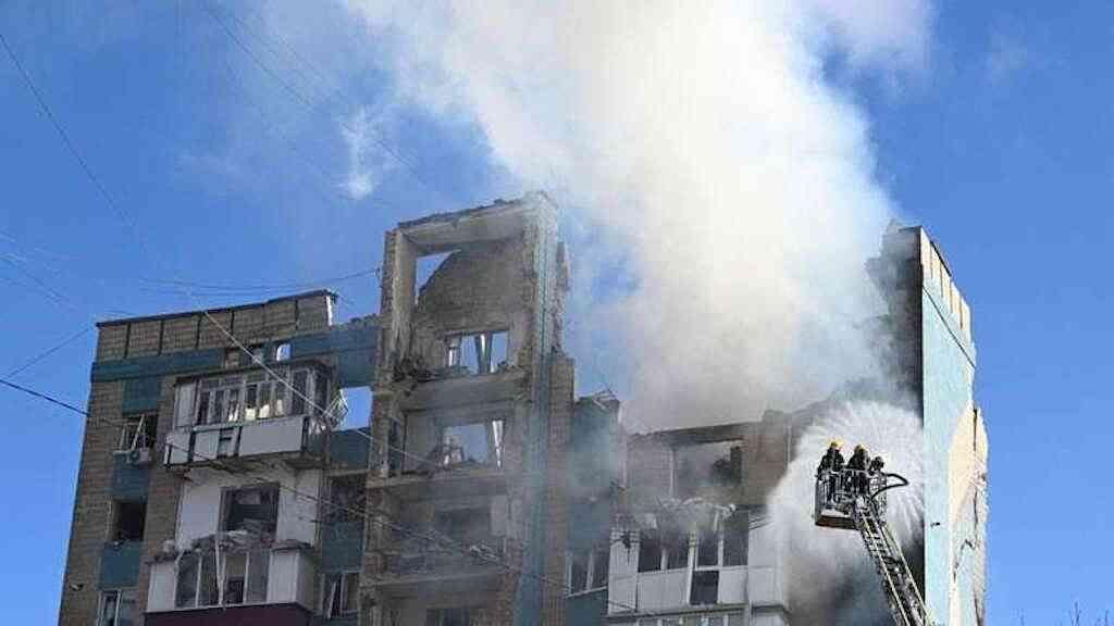 UE rejeita plano de paz dos EUA por considerá-lo concessão à Rússia | Bombeiros ucranianos tentam controlar incêndio em um bloco residencial atingido por intenso ataque aéreo russo na cidade de Ternopil