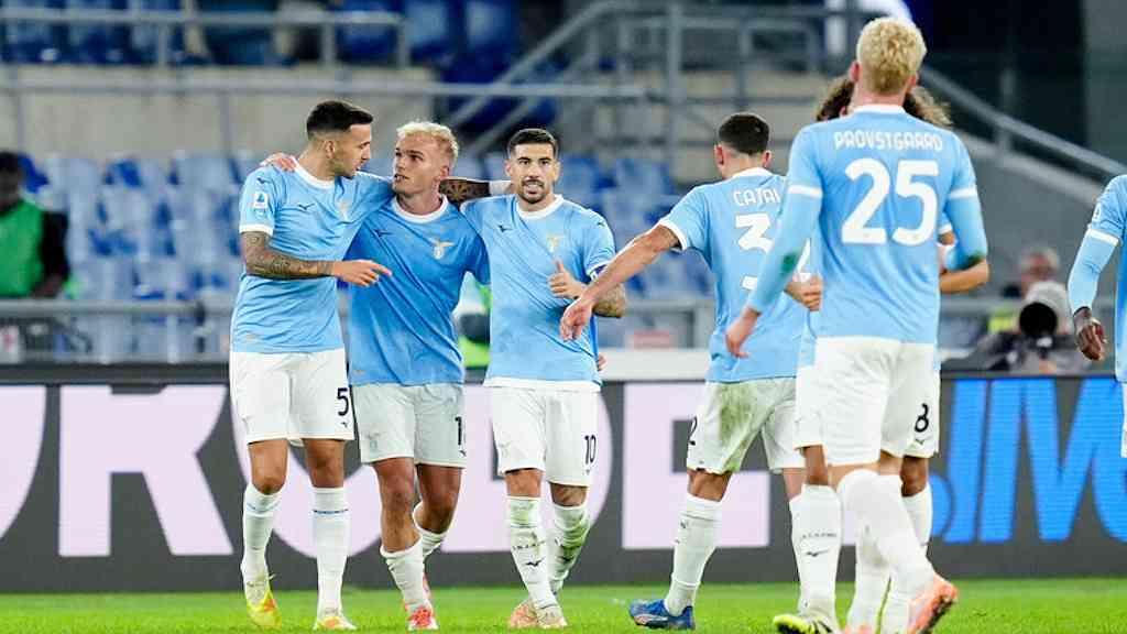 Lazio enfrenta críticas após posts pró-Mussolini de novo falcoeiro | Torcida descobriu antigas publicações contra time da capital