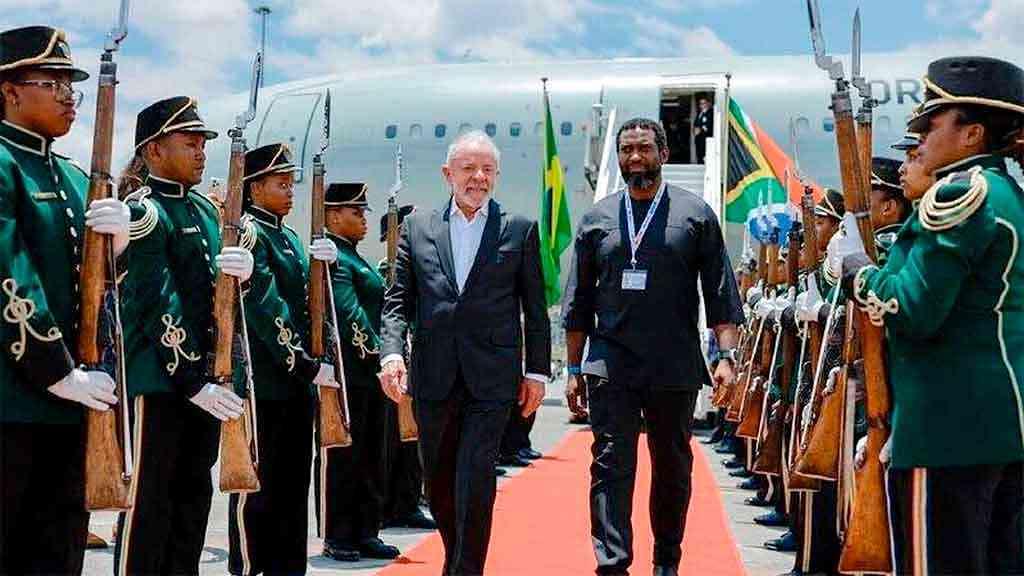 Lula amplia presença do Brasil nas negociações do G20 | O presidente Lula (PT) chega a Joanesburgo, para a cúpula do G20