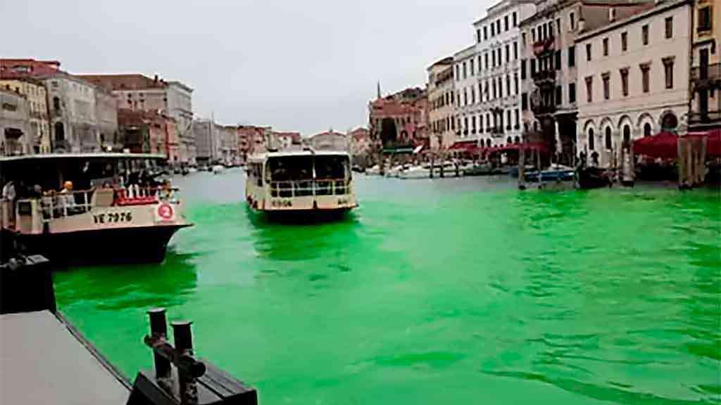 Ativistas tingem de verde o Canal de Veneza e assustam turistas | O governador da região do Veneto fotografou a coloração das águas da lagoa, em Veneza