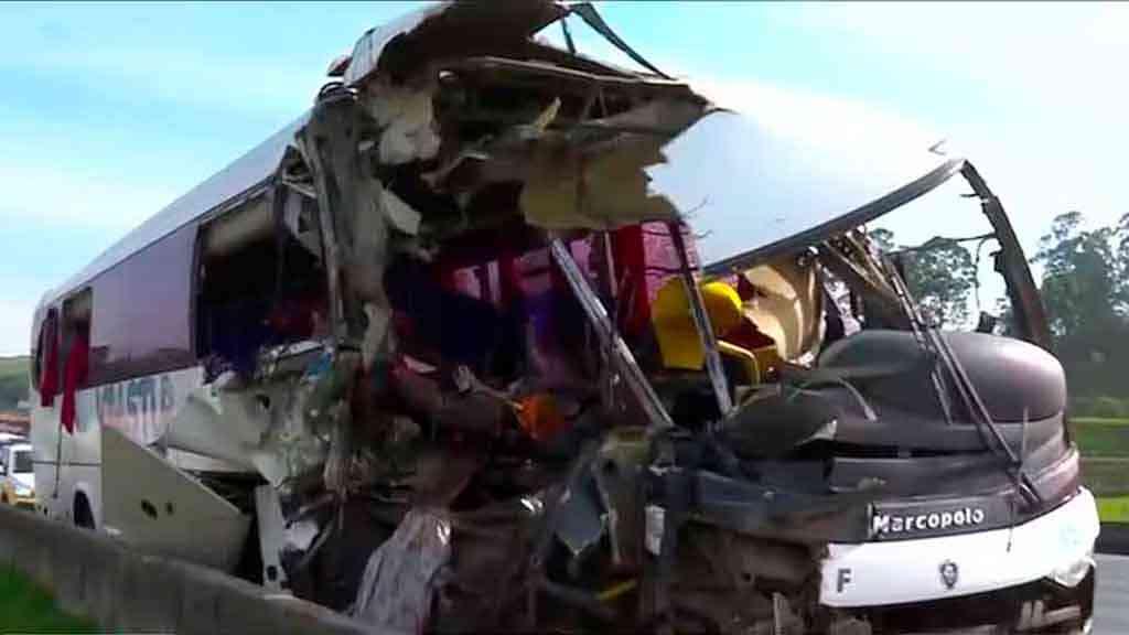 Colisão entre ônibus e caminhão deixa feridos na Rodovia Bandeirantes | O ônibus acertou a traseira do caminhão, que estava parado no acostamento, em alta velocidade