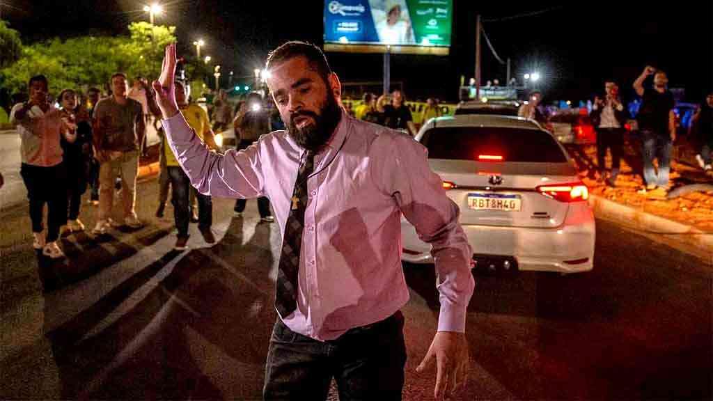 Bolsonaristas raivosos espancam pastor evangélico em roda de orações | O evangélico Ismael Moraes foi agredido por bolsonaristas, no condomínio onde morava o ex-presidente antes de ser preso