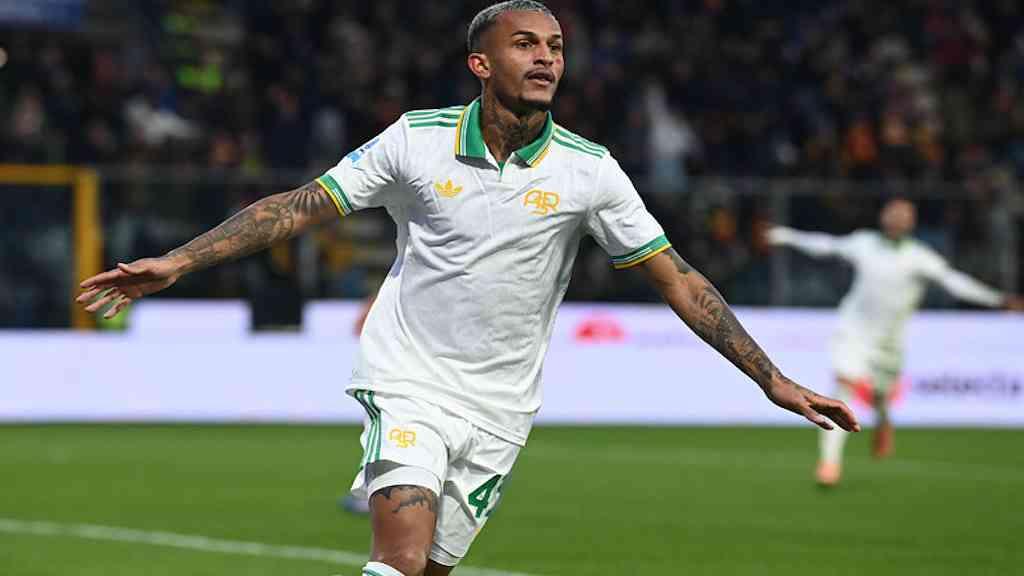 Roma assume ponta da Série A e volta a mirar o Scudetto | Wesley marcou terceiro gol da Roma sobre a Cremonese