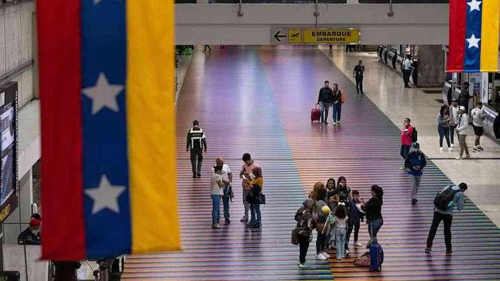 Venezuela cancela voos internacionais após alerta de atividade militar | Vista interna do Aeroporto Internacional de Maiquetía