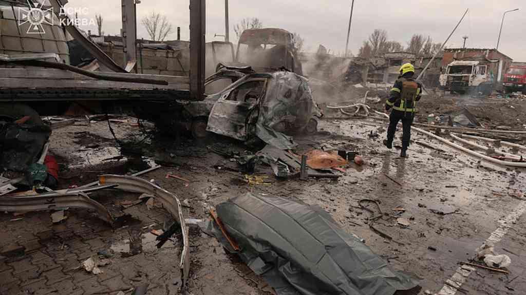 Confrontos entre Rússia e Ucrânia deixam mortos e feridos | Ataque russo em Kiev matou ao menos seis nesta terça