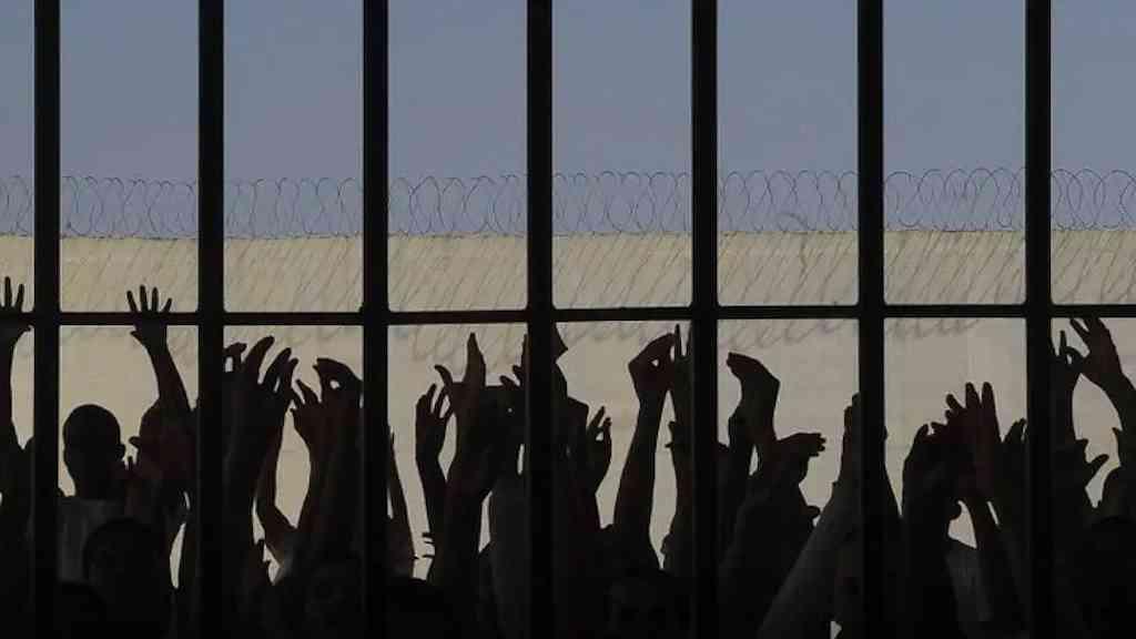 Estudo revela desigualdade racial no sistema de Justiça do Rio | Pretos e pardos são mais condenados e têm penas maiores que brancos