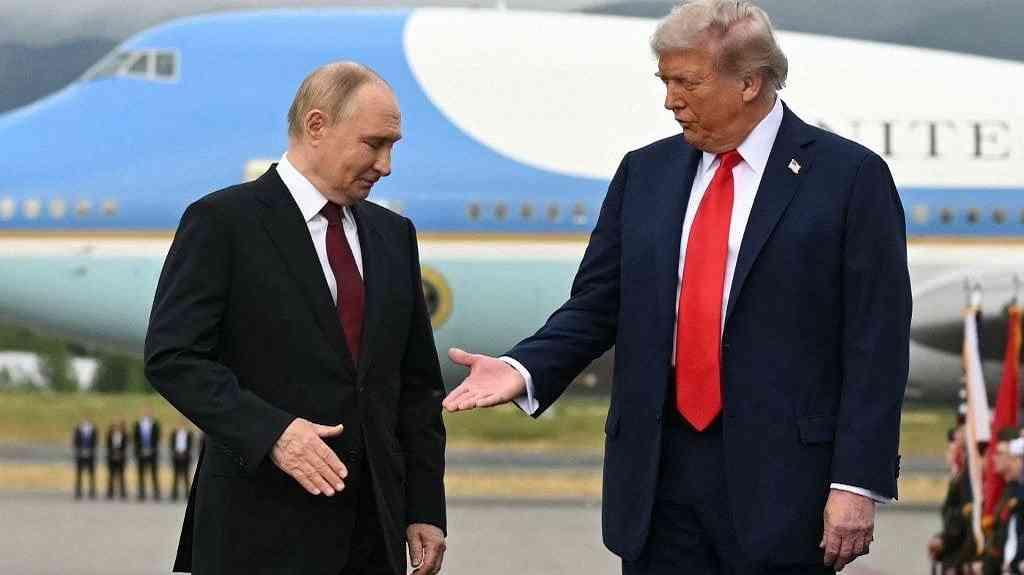Washington e Moscou se reúnem nos Emirados para tratar do conflito ucraniano | Trump tenta intermediar um plano para encerrar a guerra entre Rússia e Ucrânia. Na foto, o presidente norte-americano se encontra com Putin no Alasca