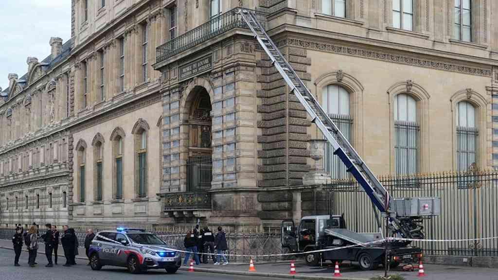 França prende mais quatro suspeitos de assalto ao Louvre | Museu do Louvre foi alvo de assalto cinematográfico