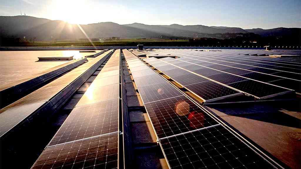 Transição energética deixa de ser tendência e vira estratégia, no Paraná | Um número cada vez maior de painéis solares gera energia limpa a partir de usinas instaladas em todos os Estados brasileiros