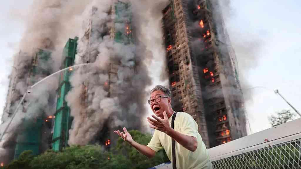 Incêndio em bloco residencial de Hong Kong deixa mortos | Fogo atingiu complexo residencial no distrito de Tai Po