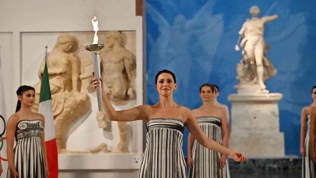 Tocha de Milão-Cortina é acesa em ritual tradicional grego | Atriz Mary Mina interpreta ‘grande sacerdotisa ‘ em cerimônia de acendimento de chama olímpica