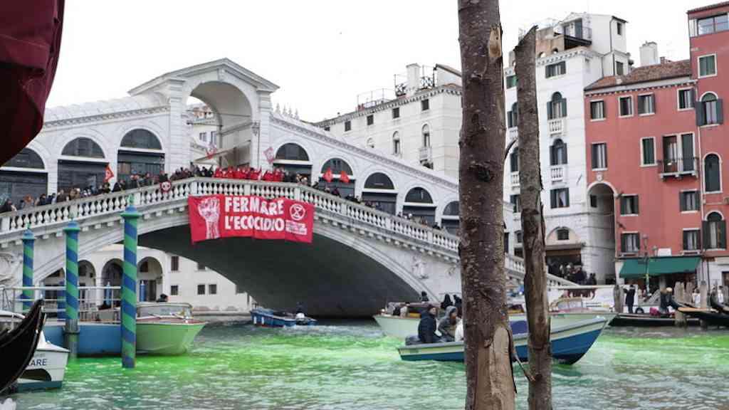 Greta Thunberg é investigada por ação que tingiu canal veneziano | Água do Canal Grande tingida de verde durante protesto ambientalista