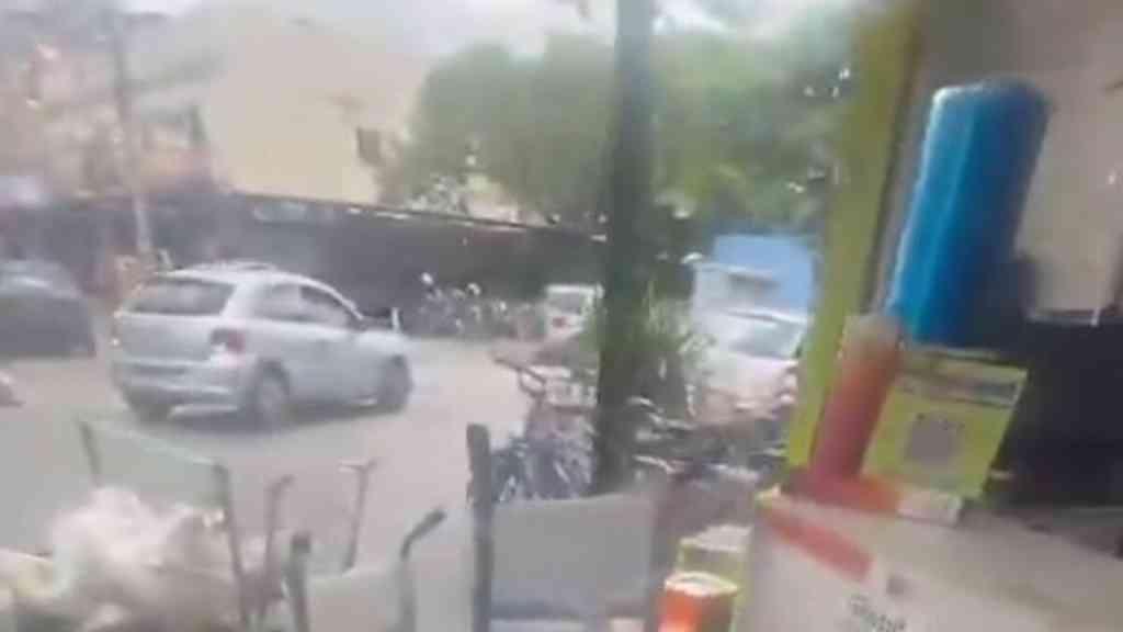 Tiroteio na Maré fecha Linha Amarela e deixa criança ferida | Moradores da Vila do João, no Complexo da Maré, registraram momentos de intenso tiroteio