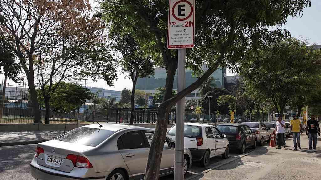 Rio lança Área Azul Digital para ordenar vagas e coibir flanelinhas | Pelo novo sistema, motoristas poderão pagar o estacionamento por aplicativo, PIX, cartões, parquímetros eletrônicos ou pontos de venda autorizados