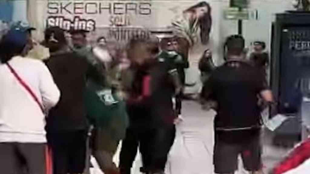 Briga entre torcidas de Flamengo e Palmeiras toma ruas de Lima antes da final | As imagens mostram um momento de confronto em um estabelecimento da capital peruana