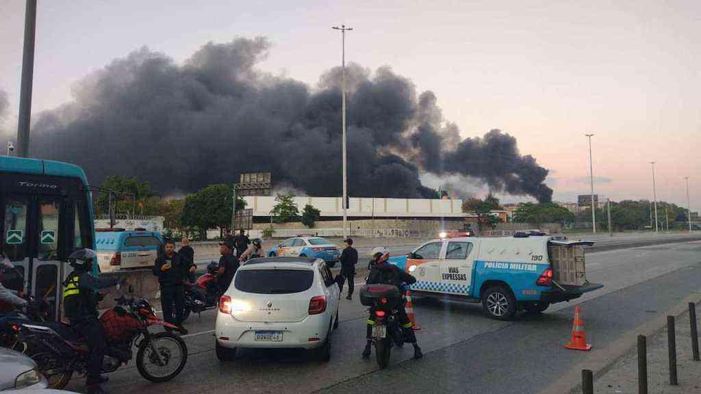 Tiroteio e barricadas em chamas interrompem tráfego na Avenida Brasil | Operação interditou trecho da Avenida Brasil na Cidade Alta 