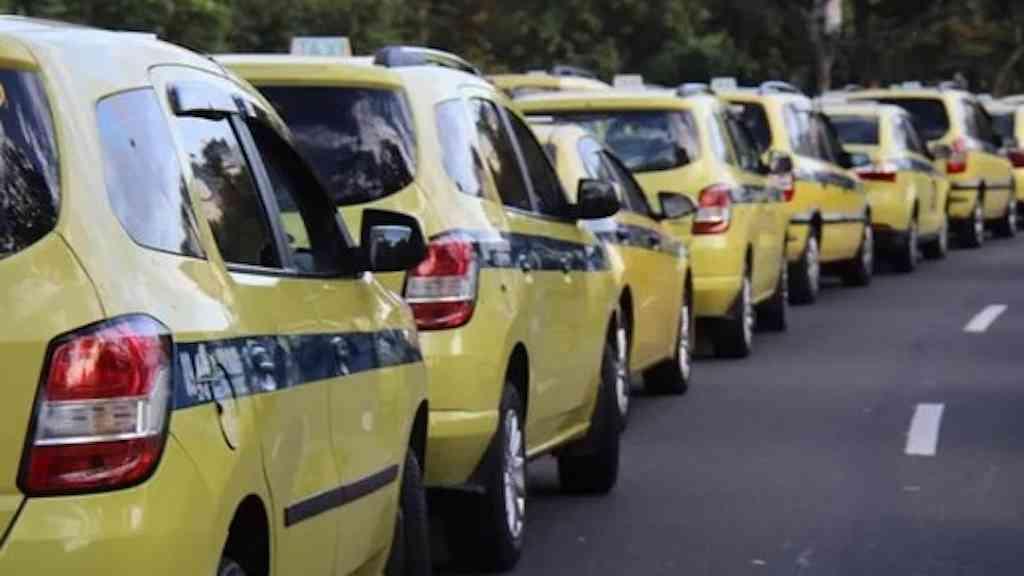 Táxis do Rio operarão com bandeira 2 ao longo de dezembro | Como acontece todos os anos, os táxis vão cobrar a bandeira 2 durante o mês de dezembro