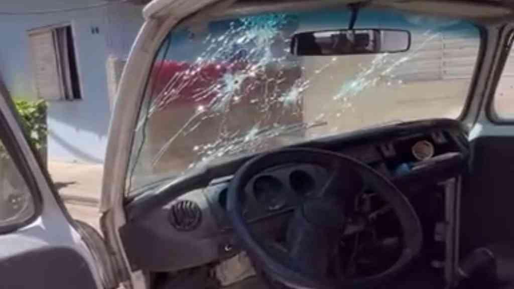 Vendedor de queijos teria sido morto em operação na Maré, diz família | Kombi de Bruno ficou com marcas de tiro e sangue
