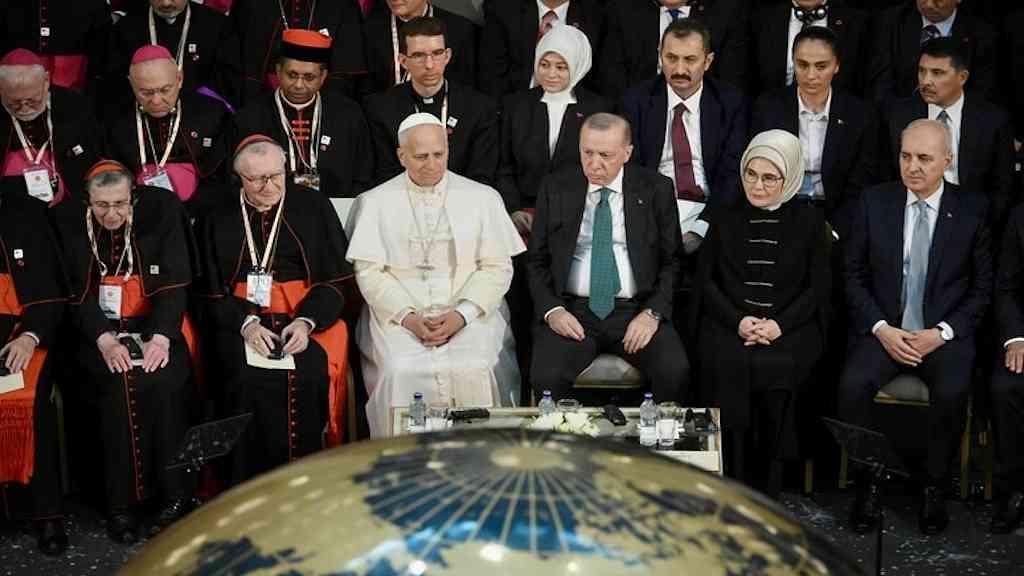 Em visita à Turquia, papa faz alerta sobre polarização e tecnologia | Papa discursou perante autoridades turcas em Ancara