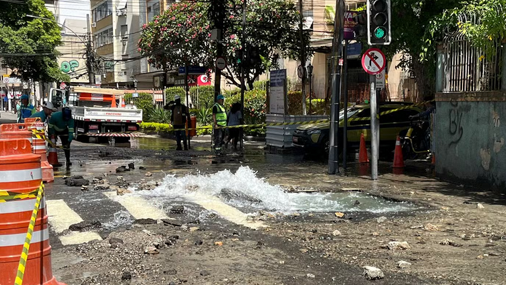 Águas do Rio conclui obra, mas via na São Clemente permanece bloqueada | Reparo feito, mas São Clemente ainda tem faixa interditada
