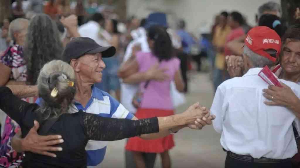 Expectativa de vida no Brasil chega a 76,6 anos, recorde histórico | Dados do IBGE indicam que mortalidade infantil volta a cair