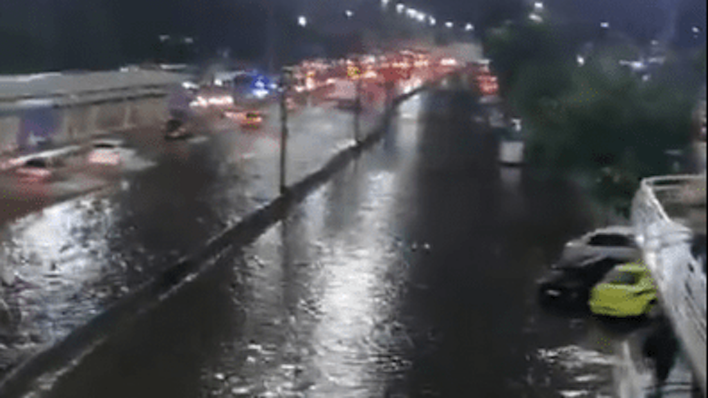 Rio de Janeiro retorna ao Estágio 1 após temporal | Trecho da Avenida Brasil ficou alagado na noite de sábado. Foto: Redes sociais