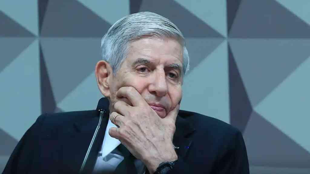 Moraes solicita comprovação do histórico médico de Augusto Heleno | Ministro analisa pedido de prisão domiciliar para aliado de Bolsonaro