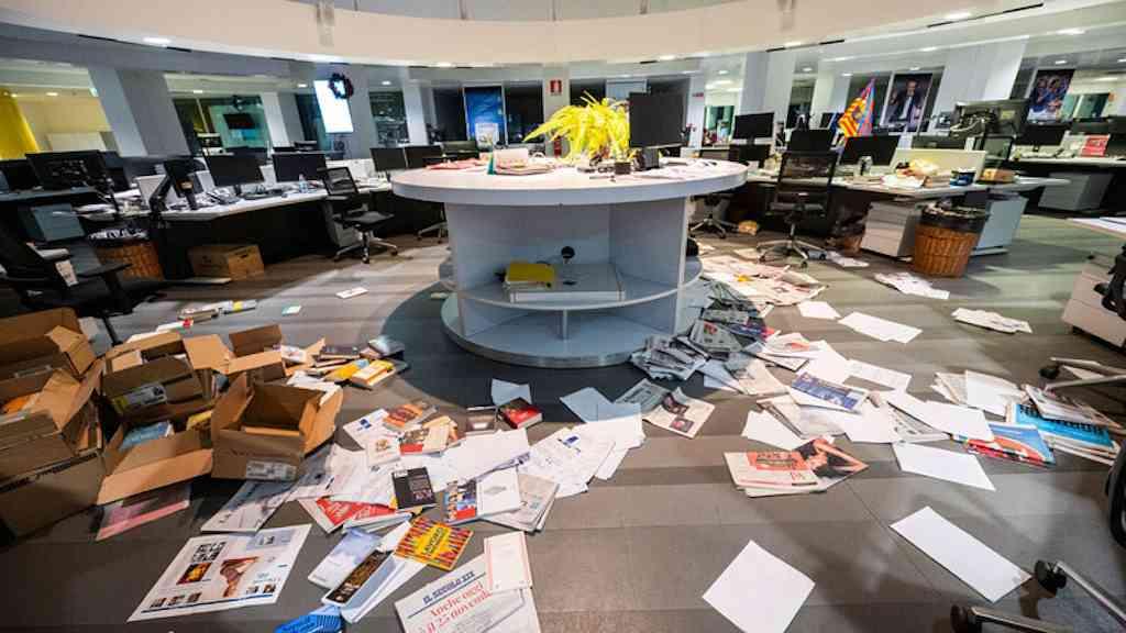 Grupo invade e vandaliza sede de jornal na Itália | Sede do jornal La Stampa foi vandalizada