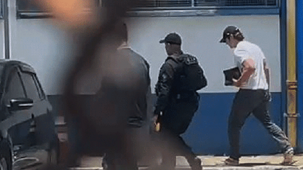 Vorcaro é solto por liminar e passa a usar tornozeleira eletrônica | Daniel Vorcaro deixa a prisão usando boné e camiseta branca