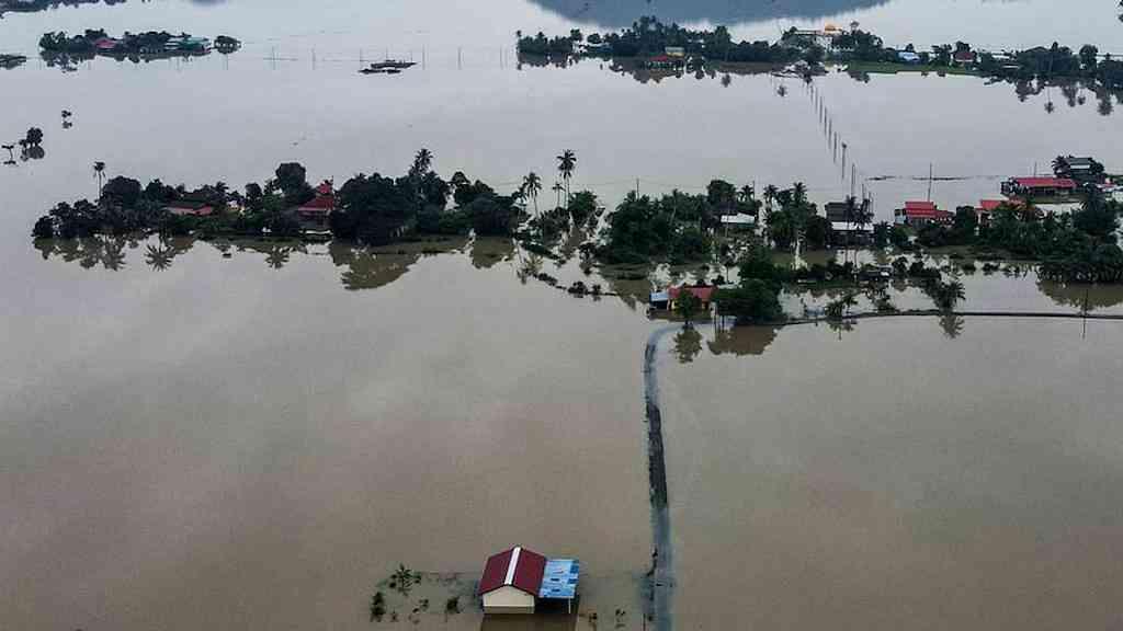 Chuvas extremas provocam mais de 500 mortes no Sudeste Asiático | Na Malásia, enchentes causadas pelas fortes chuvas deixaram submersos trechos do norte do estado de Perlis
