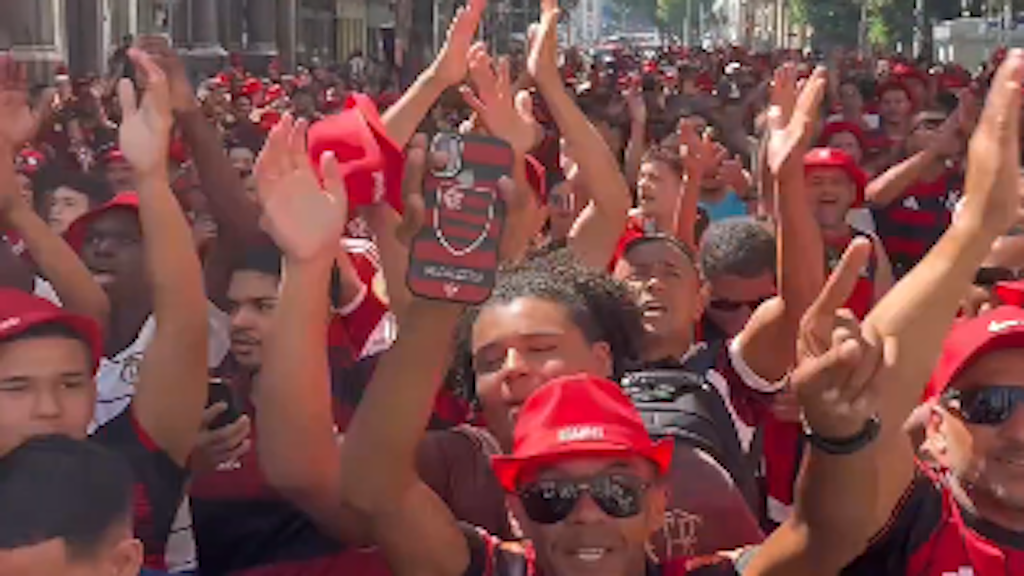 Multidão rubro-negra toma o Centro do Rio para celebrar a Libertadores | Torcedores do Flamengo no Centro do Rio