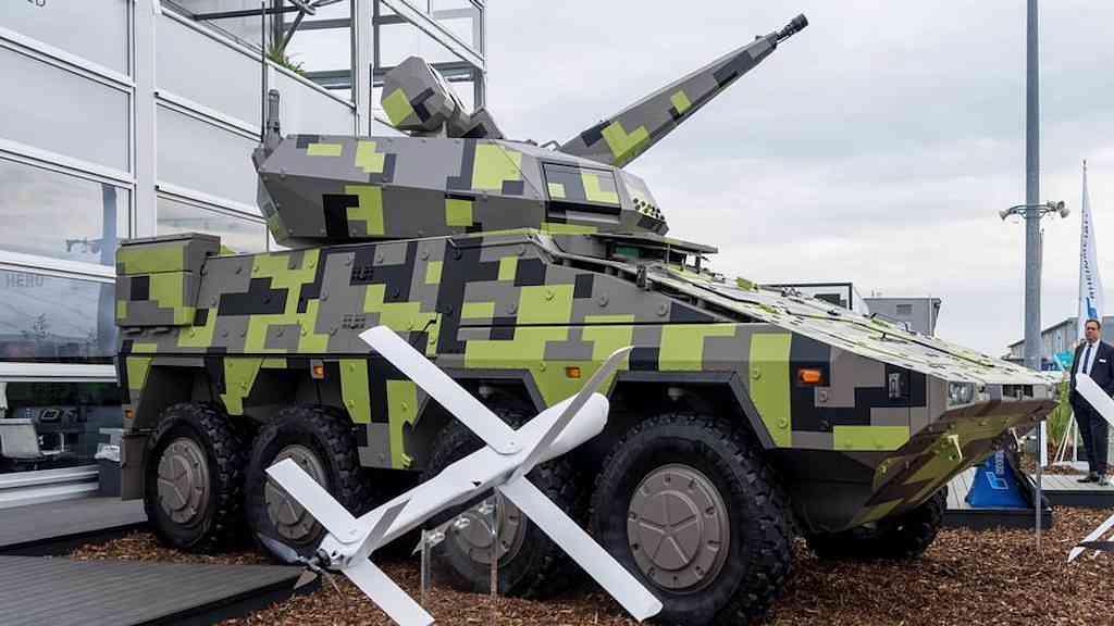 Demanda por armamentos dispara durante guerra ucraniana | Tanque de guerra da empresa alemã Rheinmetall é exposto numa feira do setor