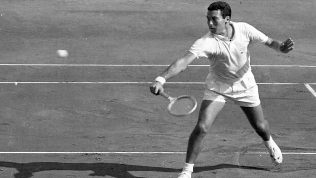 Ícone do tênis italiano Nicola Pietrangeli morre aos 92 | Nicola Pietrangeli em ação na semifinal da Copa Davis de 1961