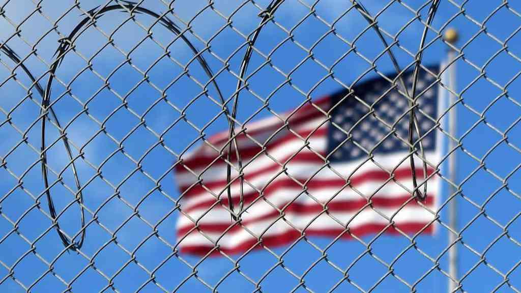 Risco de deportação deixa brasileiras mais vulneráveis à violência nos EUA | “Existe uma correlação direta entre ambientes de confinamento ou medo coletivo e o aumento da violência doméstica”, afirma especialista